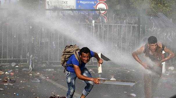 Δακρυγόνα και αντλίες νερού εναντίον μεταναστών στα ουγγροσερβικά σύνορα