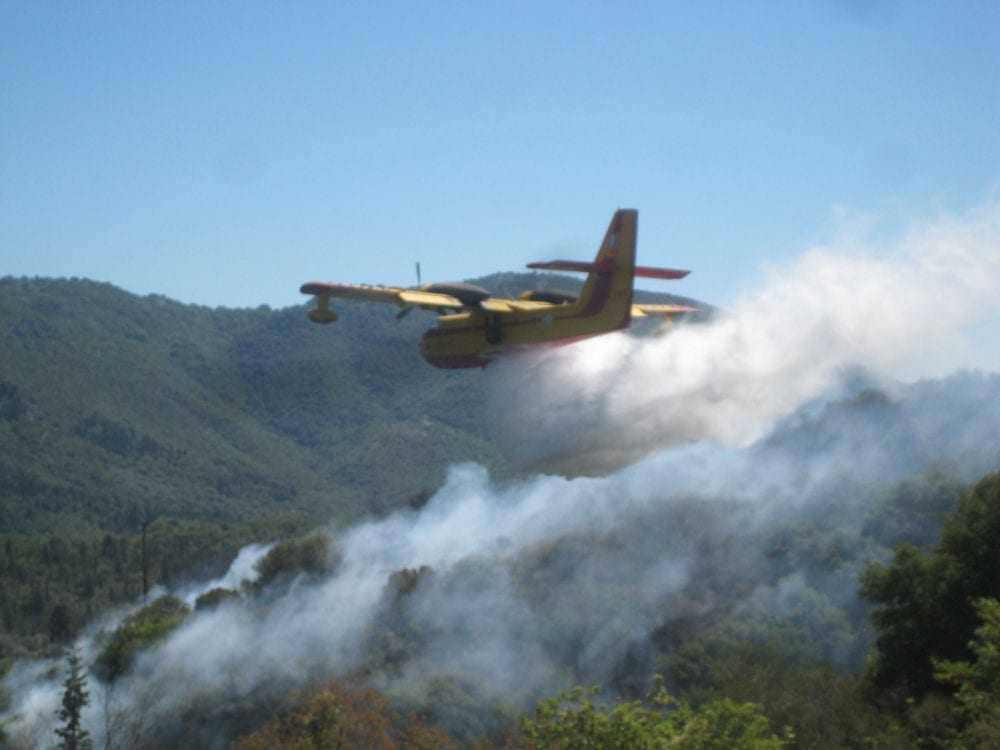 Άρχισαν οι ρίψεις νερού από τα αεροπλάνα στην Πάχνη