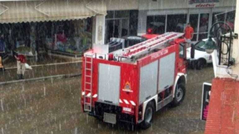 Μενίδι: Πυροσβέστης παρασύρθηκε από ορμητικά νερά