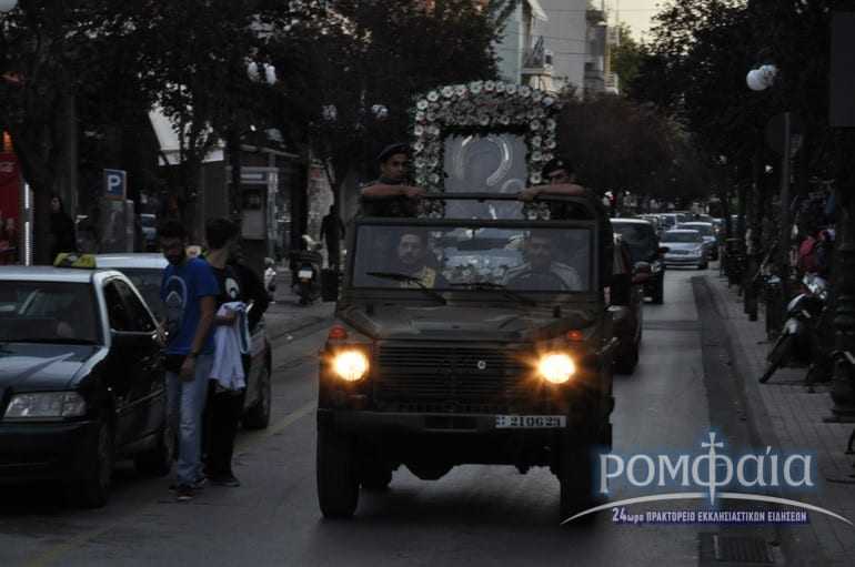 Λαός και κλήρος υποδέχτηκε στην πλατεία την εικόνα της Παναγίας Αρχαγγελιώτισσας