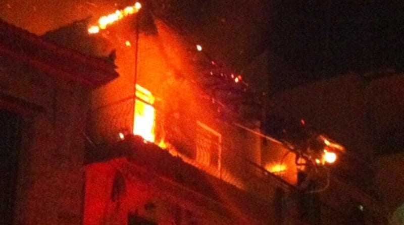 ΣΥΜΒΑΙΝΕΙ ΤΩΡΑ: Φωτιά σε σπίτι στον Κένταυρο