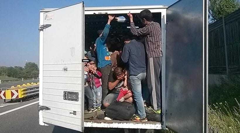 Βούλγαρος και 3 Σύριοι προωθούσαν 19 παράνομους μετανάστες
