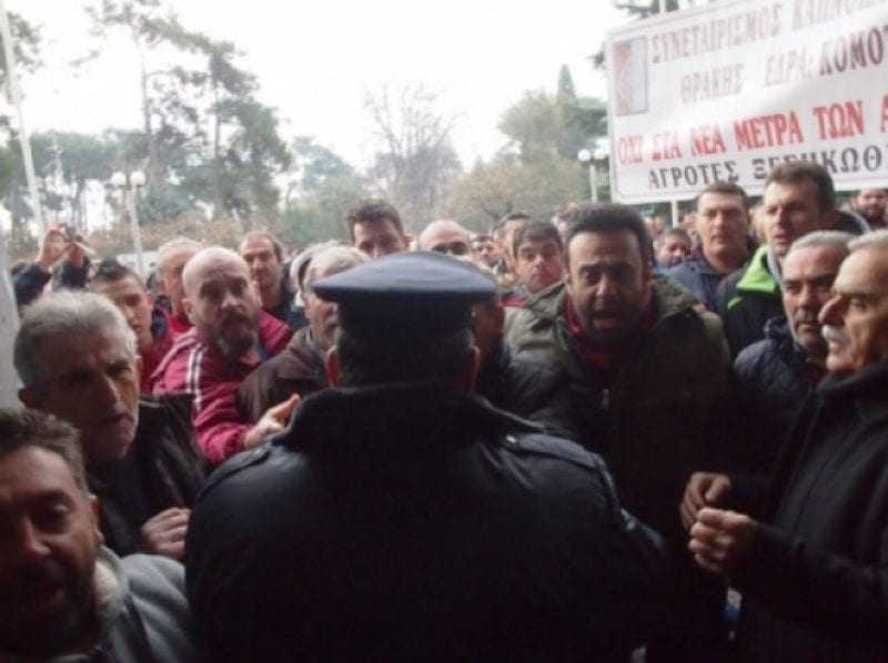 ΤΩΡΑ: Εγκλωβισμένος ο Υπουργός στην Νομαρχία Κομοτηνής. Η κυβερνηση Τσίπρα έσπειρε ανέμους και θερίζει θύελλες