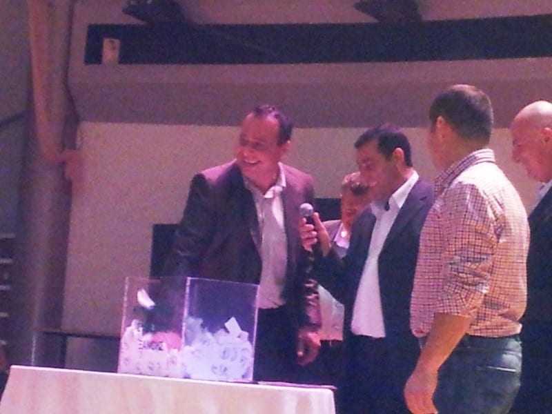 Ο Αντιπεριφερειαρχης Μ. Αμοιρίδης ανακατευει τους λαχνους