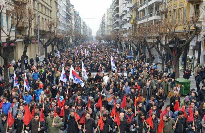 «Πολιορκία» του υπουργείου Μακεδονίας-Θράκης από διαδηλωτές και τρακτέρ