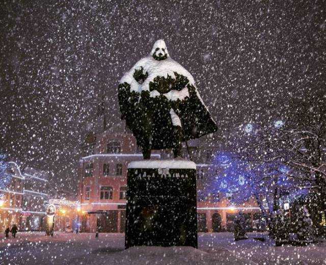 Το άγαλμα που μεταμορφώνεται σε Darth Vader όποτε χιονίζει