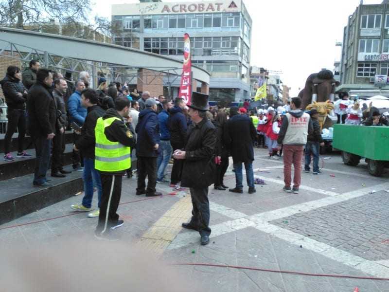 Μετά από αυτήν την εξέλιξη όσοι τον πήρανε χαμπάρι την κοπάνησαν από κοντά του. Ψάχνει το επόμενο θύμα του. Μάλλον ήταν ο Αντιπεριφερειάρχης Κ. Ζαγναφέρης αλλά δεν είμαστε βέβαιοι. Εμείς την κοπανήσαμε. Είχε έρθει η ώρα για το φαγητό.