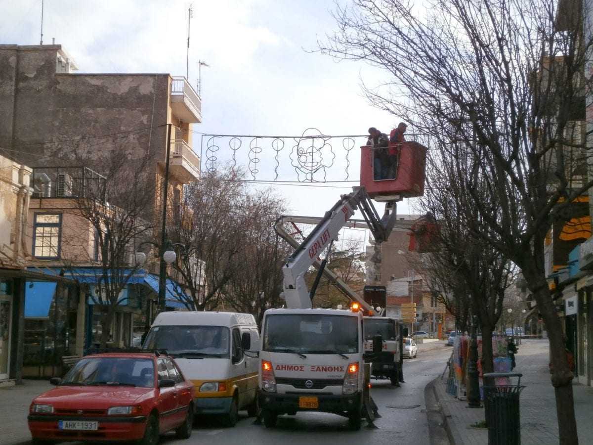 Ο Δήμος ξηλώνει τα αποκριάτικα