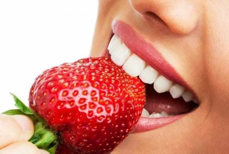 Πέντε τρόφιμα που θα λευκάνουν τα δόντια με φυσικό τρόπο