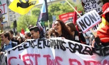 Μισθωτοί και φοιτητές διαδηλώνουν στη Γαλλία κατά της μεταρρύθμισης των εργασιακών σχέσεων