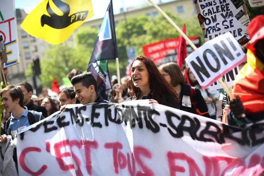 Μισθωτοί και φοιτητές διαδηλώνουν στη Γαλλία κατά της μεταρρύθμισης των εργασιακών σχέσεων