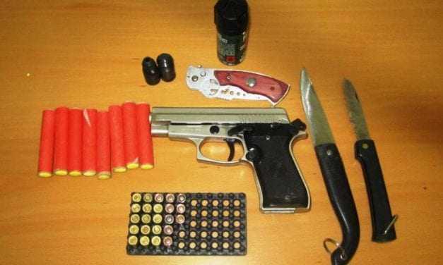 Πιστόλια, μαχαίρια και κροτίδες βρήκαν οι αστυνομικοί σε χωριά της Κομοτηνής