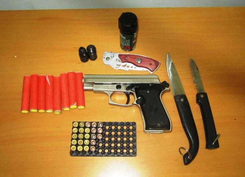 Πιστόλια, μαχαίρια και κροτίδες βρήκαν οι αστυνομικοί σε χωριά της Κομοτηνής