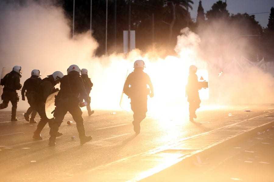 ΣΤΟΧΟΣ ΤΗΣ ΚΥΒΕΡΝΗΣΗΣ Η ΒΙΑΙΗ ΔΙΑΛΥΣΗ  ΤΗΣ ΚΟΣΜΟΠΛΗΜΜΥΡΑΣ ΣΤΟ ΣΥΝΤΑΓΜΑ