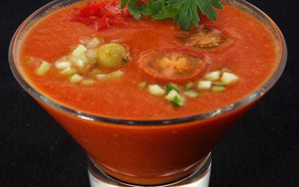 Γκασπάτσο (κρύα σούπα με ντομάτα και αγγούρι)