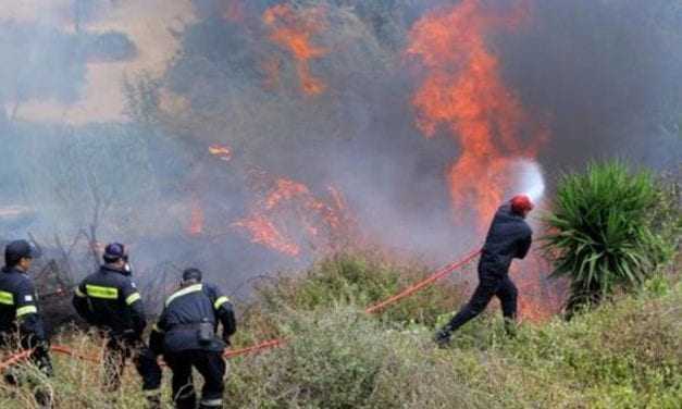 Με συνεχείς αναζωπυρώσεις μαίνεται η πυρκαγιά στα Δερβενοχώρια