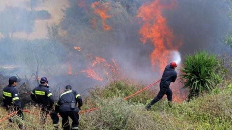 Με συνεχείς αναζωπυρώσεις μαίνεται η πυρκαγιά στα Δερβενοχώρια