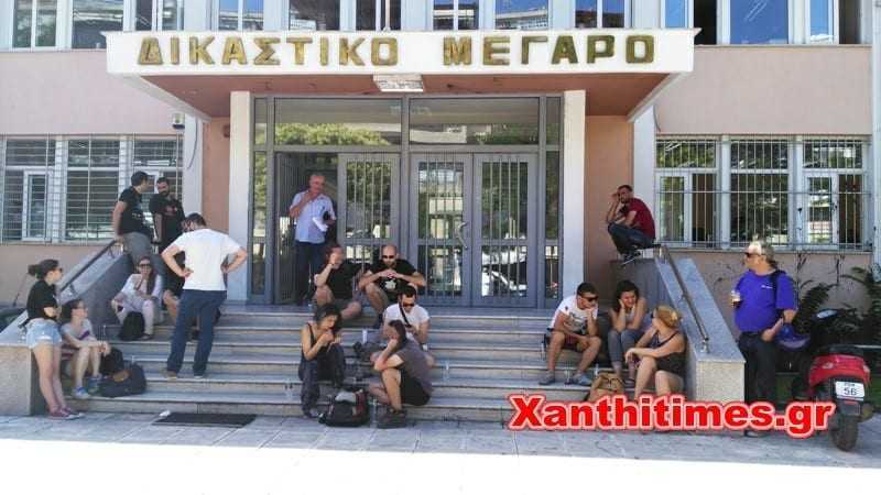 Φοιτητές της «Γέφυρα» στο δικαστικό μέγαρο Ξάνθης για συμπαράσταση