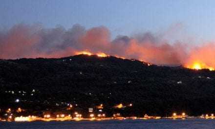 Εχει οριοθετηθεί η πυρκαγιά στη Σάμο, σύμφωνα με την Πυροσβεστική