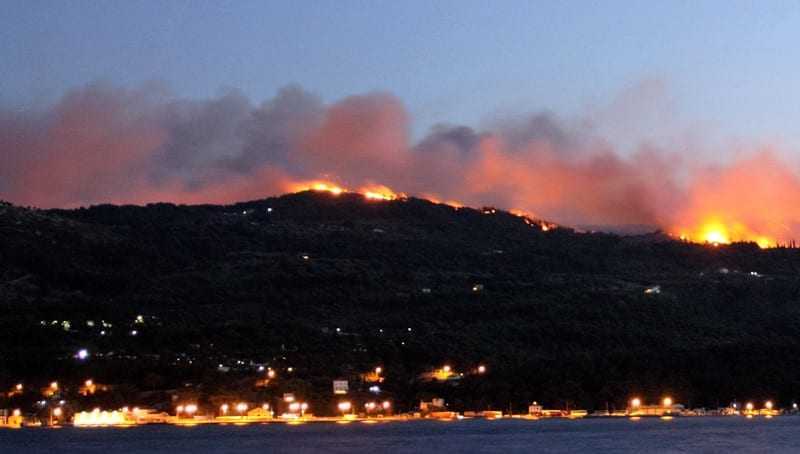 Εχει οριοθετηθεί η πυρκαγιά στη Σάμο, σύμφωνα με την Πυροσβεστική