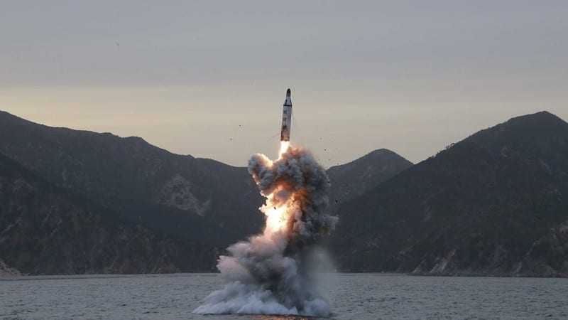 Η Βόρεια Κορέα προχώρησε στη δοκιμή ενός βαλλιστικού πυραύλου που εκτοξεύτηκε από υποβρύχιο