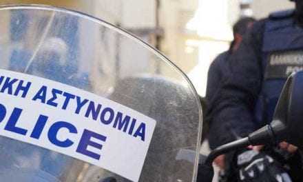 Ένας 14χρονος νεαρός μαθητής προσέφερε τα χρήματα του κουμπαρά του από τα κάλαντα στην Ελληνική Αστυνομία   