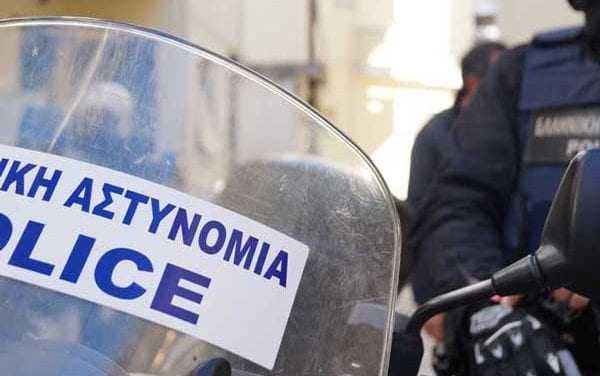 Ένας 14χρονος νεαρός μαθητής προσέφερε τα χρήματα του κουμπαρά του από τα κάλαντα στην Ελληνική Αστυνομία   