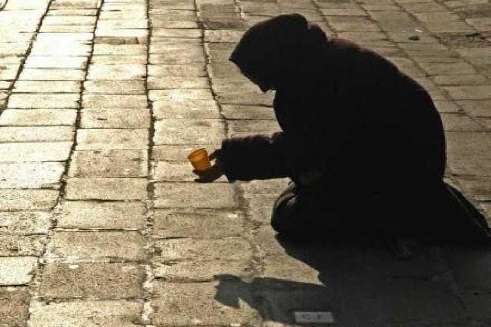Εγχώριοι και «εισαγόμενοι» ζητιάνοι στο έλεος του Θεού