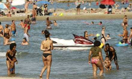 Γαλλία: Πολλοί δήμαρχοι αρνούνται να άρουν την απαγόρευση του μπουρκίνι στις παραλίες παρά την απόφαση της Δικαιοσύνης