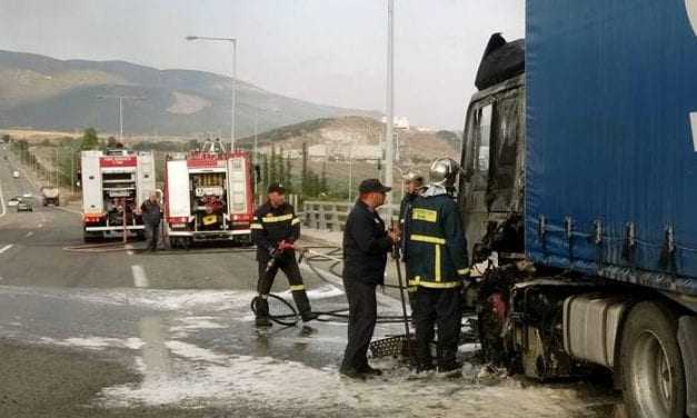 Φωτιά σε νταλίκα πάνω στην Εγνατία