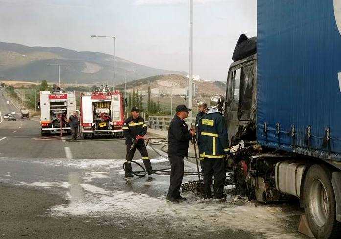 Φωτιά σε νταλίκα πάνω στην Εγνατία