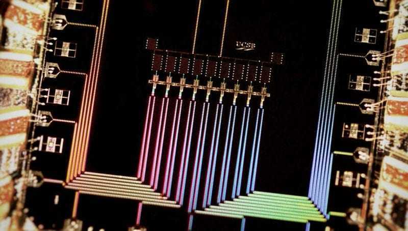 Η Google προηγείται στην κούρσα για να φτιάξει τον μεγαλύτερο κβαντικό υπολογιστή