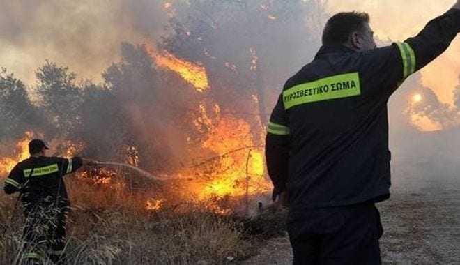 Ανεξέλεγκτη η φωτιά στη Θάσο. Τραυματίστηκε πυροσβέστης