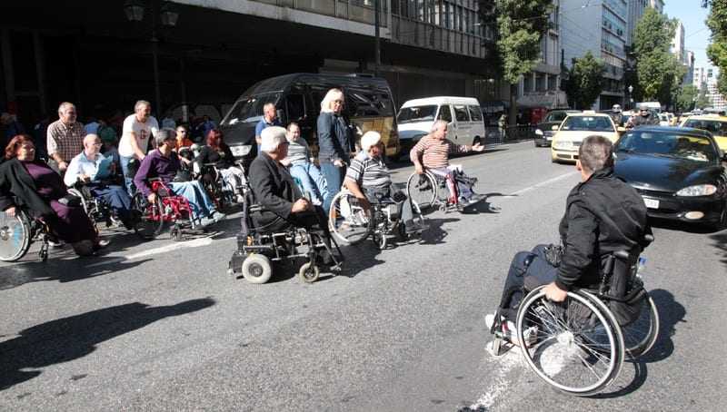 Διαμαρτυρία του Συλλόγου Παραπληγικών στο Μαξίμου