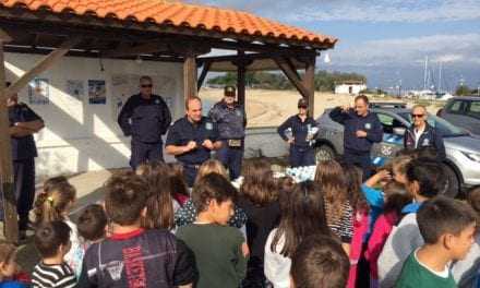 Το Λιμενικό και οι μικροί μαθητές καθάρισαν την παραλία Φαναρίου