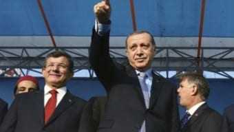 Ο Ερντογάν «πυροβολεί» την Ελλάδα, σημαδεύοντας τους κεμαλιστές. Αμφισβητεί πάλι τη Συνθήκη της Λωζάνης.