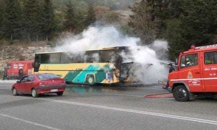Στον Άγιο Σίλα: Ξέσπασε πυρκαγιά σε λεωφορείο που μετέφερε μαθητές