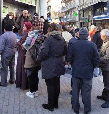 ΣΥΜΒΑΙΝΕΙ ΤΩΡΑ: Οι πολίτες στην ουρά της αναλγησίας