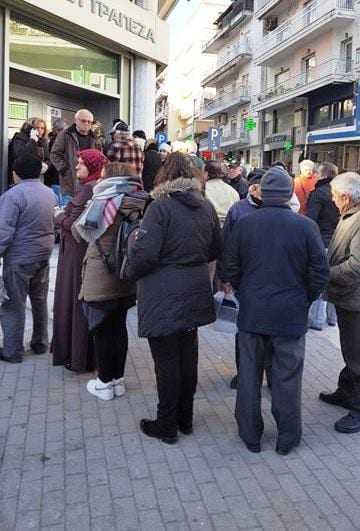 ΣΥΜΒΑΙΝΕΙ ΤΩΡΑ: Οι πολίτες στην ουρά της αναλγησίας