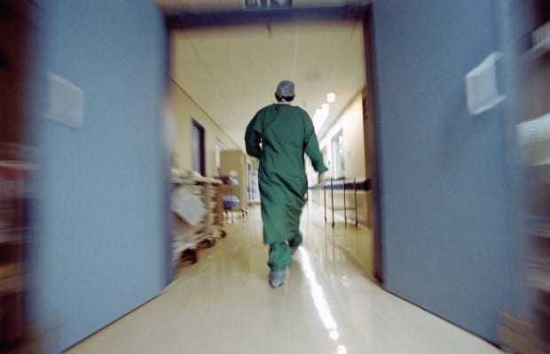 «Ασθενείς που θα έπρεπε να ζήσουν πεθαίνουν»