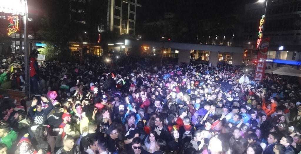 Πλήθος κόσμου στην βραδινή παρέλαση της Ξάνθης
