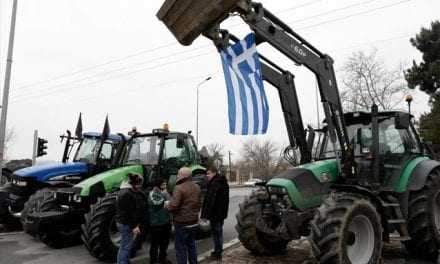 Μένουν στα μπλόκα οι αγρότες