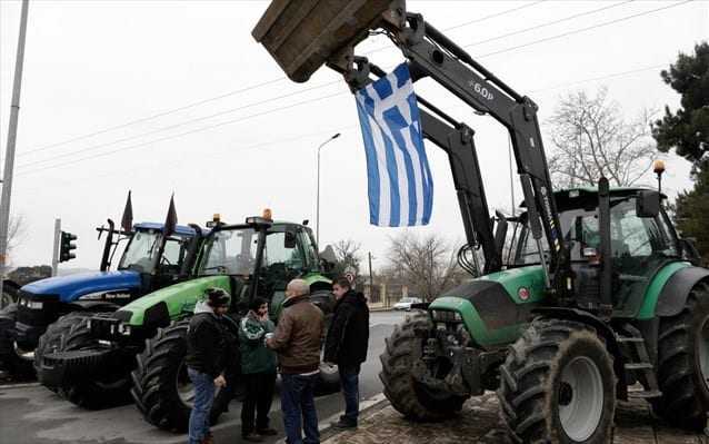 Μένουν στα μπλόκα οι αγρότες