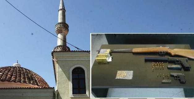 Στον εισαγγελέα ο ιμάμης της Ηλιόπετρας. Βρήκαν όπλα και πυρομαχικά μέσα στο τζαμί