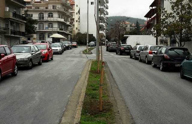 Δενδροφύτευση δήμου Ξάνθης στα πεζοδρόμια (Προσοχή στις διαβάσεις των τυφλών)
