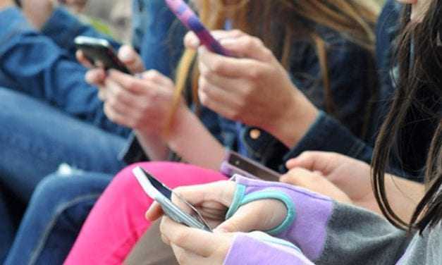 Γιατι οι έφηβοι είναι κολλημένοι με τα social media