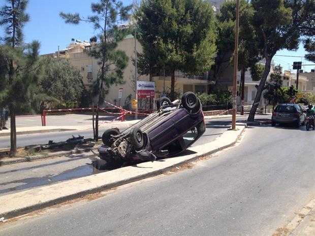 Έκλεψε αυτοκίνητο, παραβίασε κόκκινο δεν είχε δίπλωμα. Λογικό να βγει από τον δρόμο.