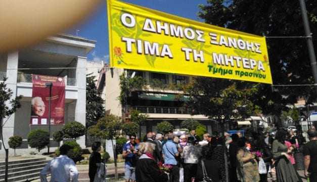 Τα λουλούδια στις … μαμάδες από τον Δήμο