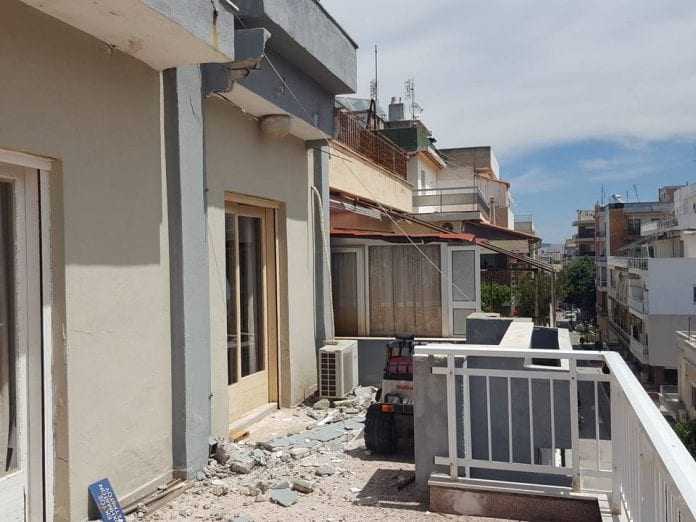 Γκρεμίστηκε μαρκίζα του 4ου ορόφου στο Αστυνομικό Μέγαρο της Αλεξανδρούπολης