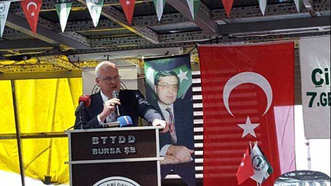 Ανθελληνική πρόκληση από βουλευτή του ΠΑΣΟΚ: Μίλησε σε εκδήλωση με φόντο σημαίες της «Δυτικής Θράκης»!